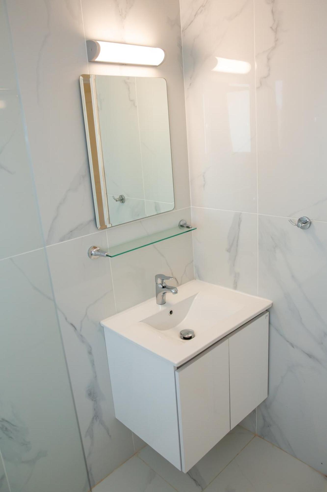 Modern 2bd Near Mall- Internet 1gbps Apartment *